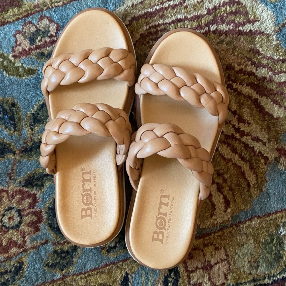 Like new Women’s Born Freesia Sandal size 7